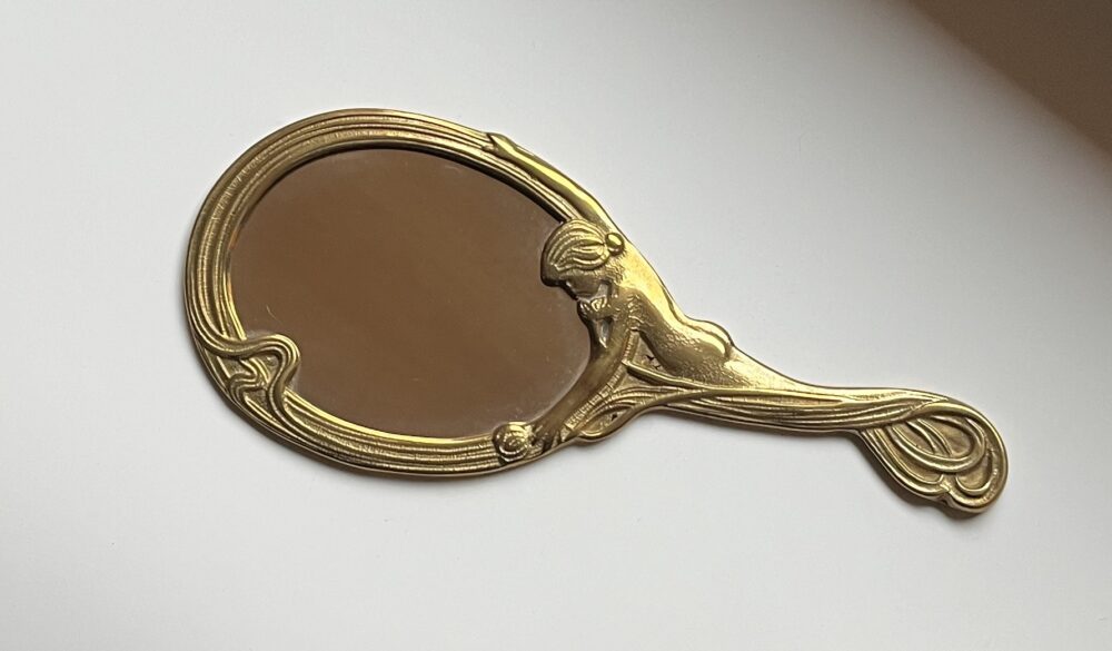 Starožitné ruční secesní zrcátko s motivem ženy - akt, mosazné