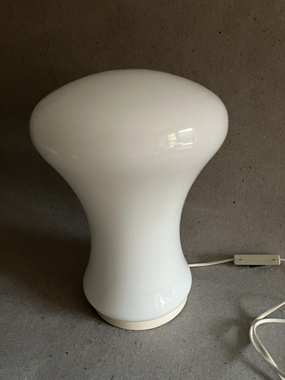 Designová skleněná stolní retro lampa - bílé opálové sklo, funkční