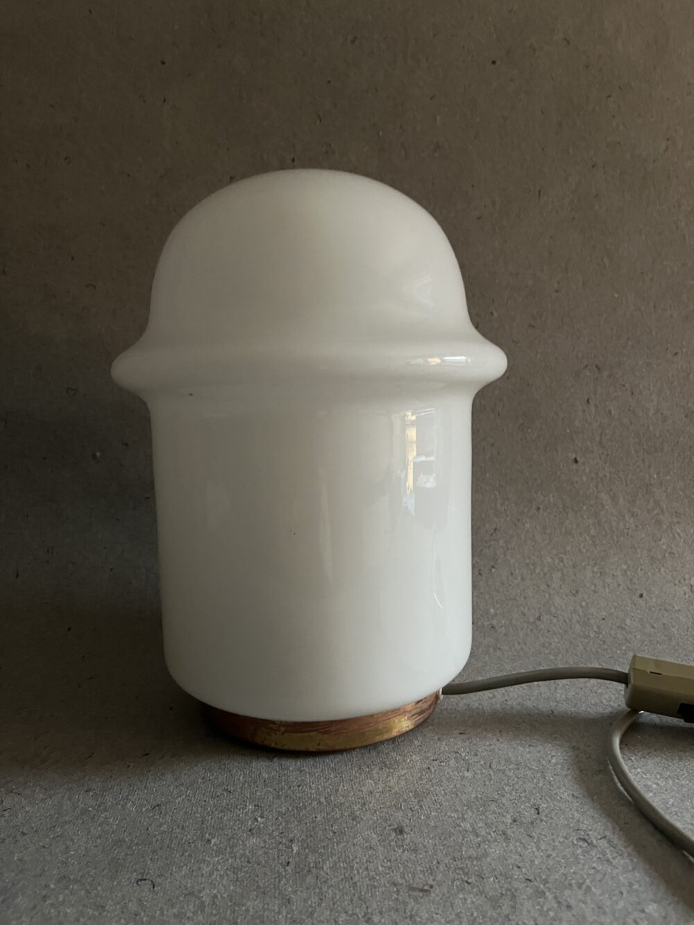 Designová skleněná lampa z opakního skla, 70. - 80. léta funkční