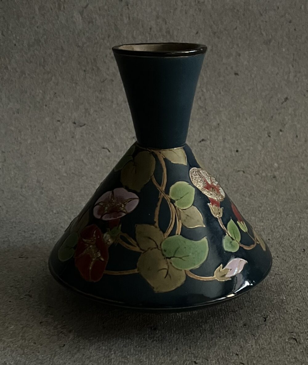 Starožitná keramická secesní váza s květinovým dekorem