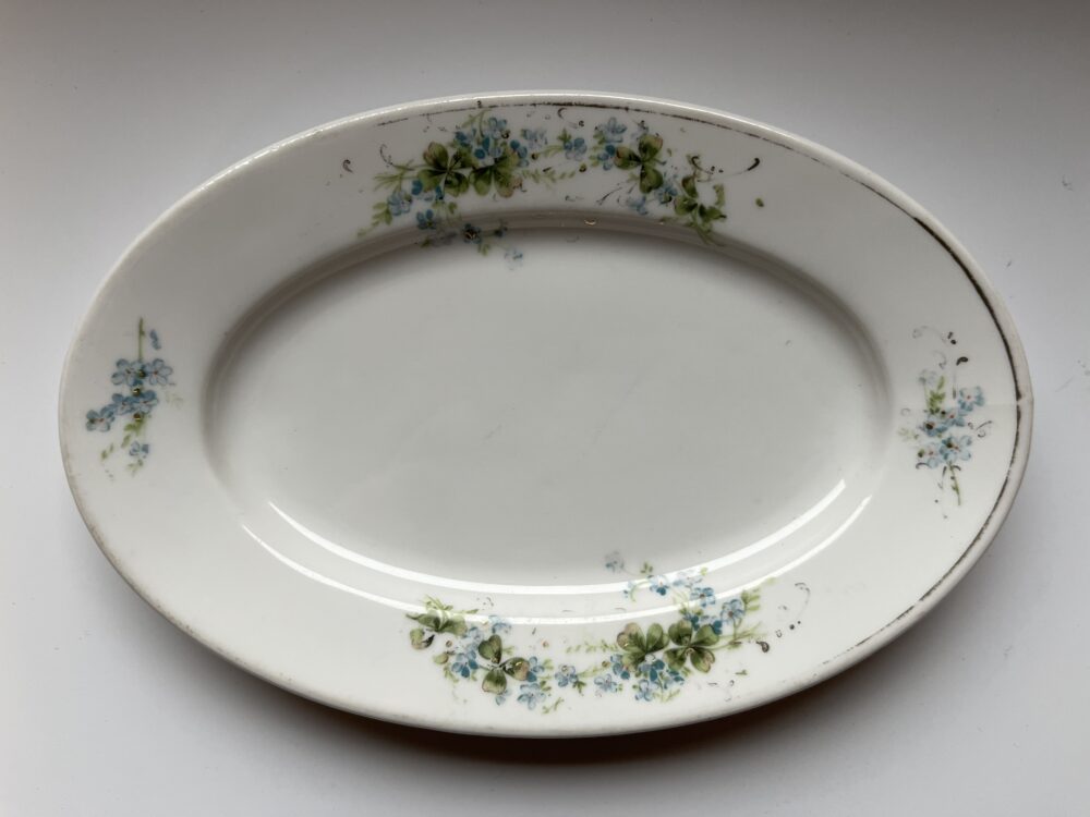 Starožitný porcelánový oválný talíř s pomněnkami, Stará Role