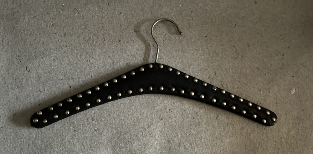 Retro koženkové ramínko se cvočky zlaté barvy