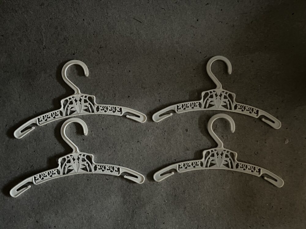 Dětská ramínka na oblečení bílé barvy motiv srnky a srnčata pohádkové