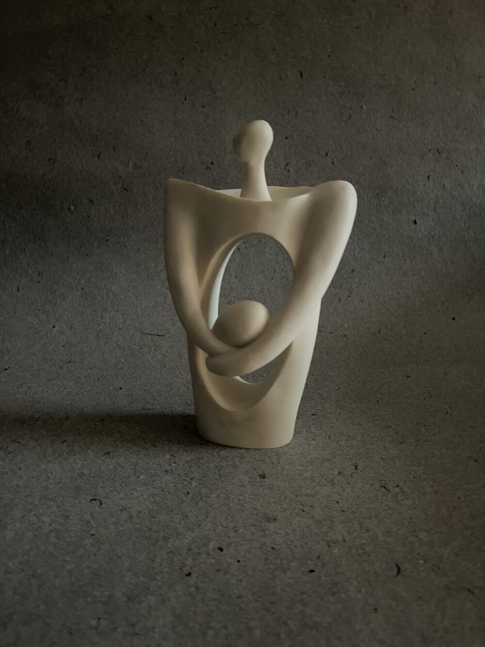 Designová soška zobrazující mateřství