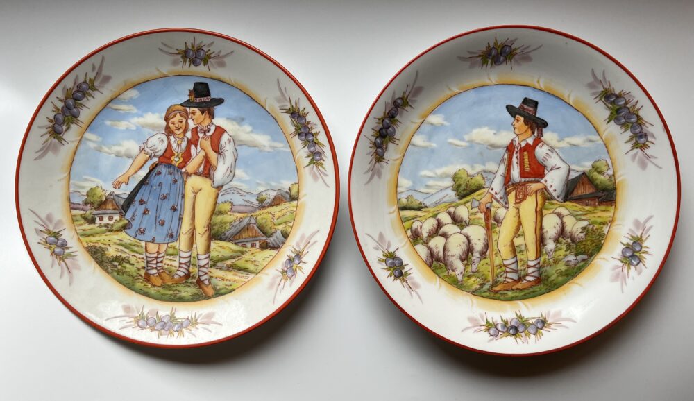 Porcelánové talíře k dekoraci - Pastýř s ovečkami, Pár v kroji  2 ks