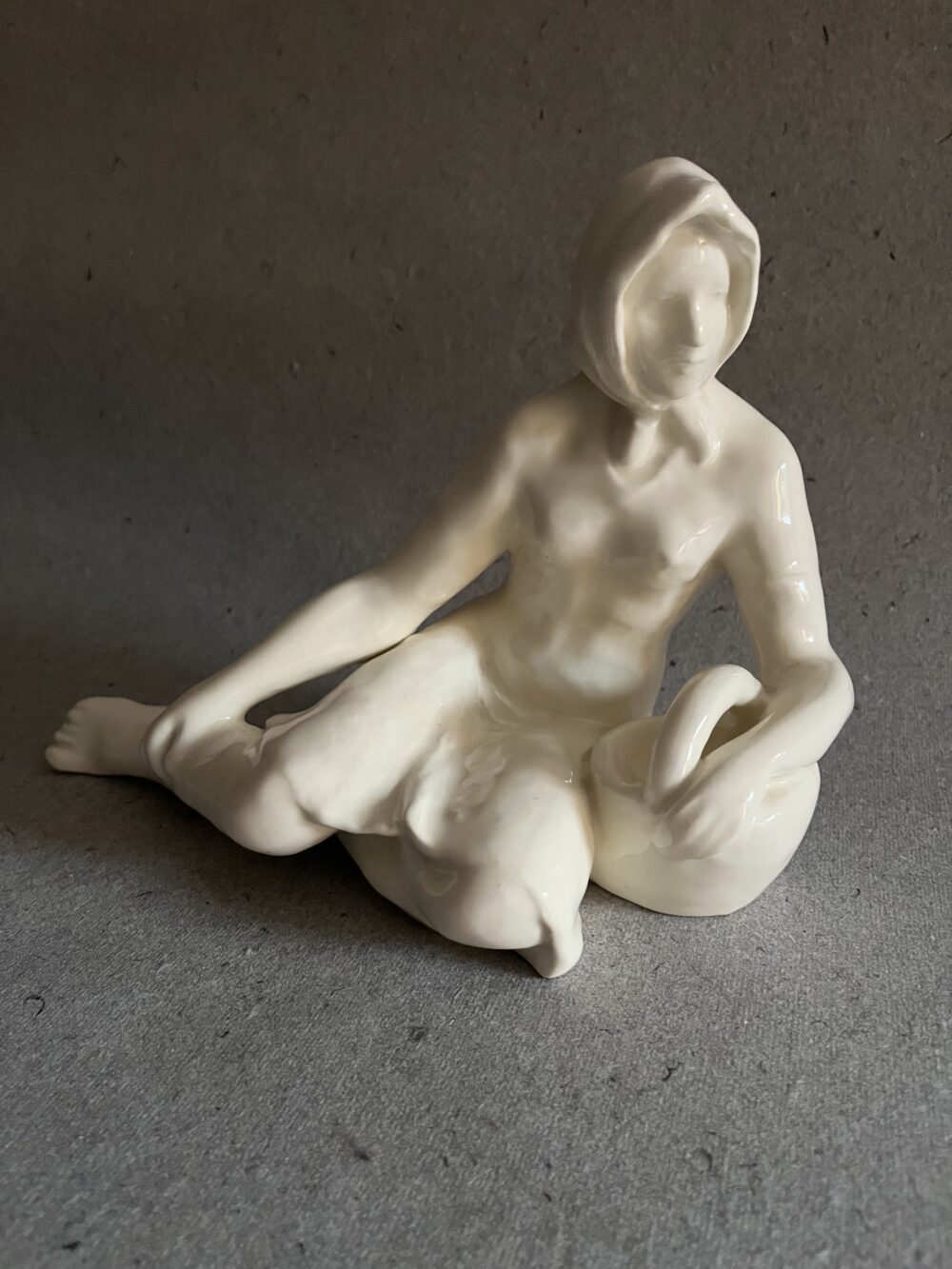 Figurální keramická plastika - sedící žena v šátku s košíkem, RAKO