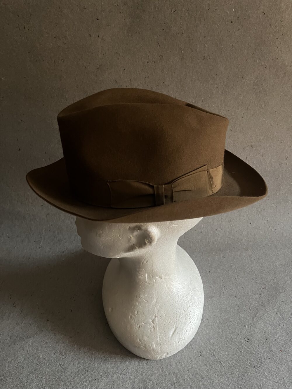 Starožitný klobouk světle hnědý Styl Praha, velikost 57 cm, orig.šítek