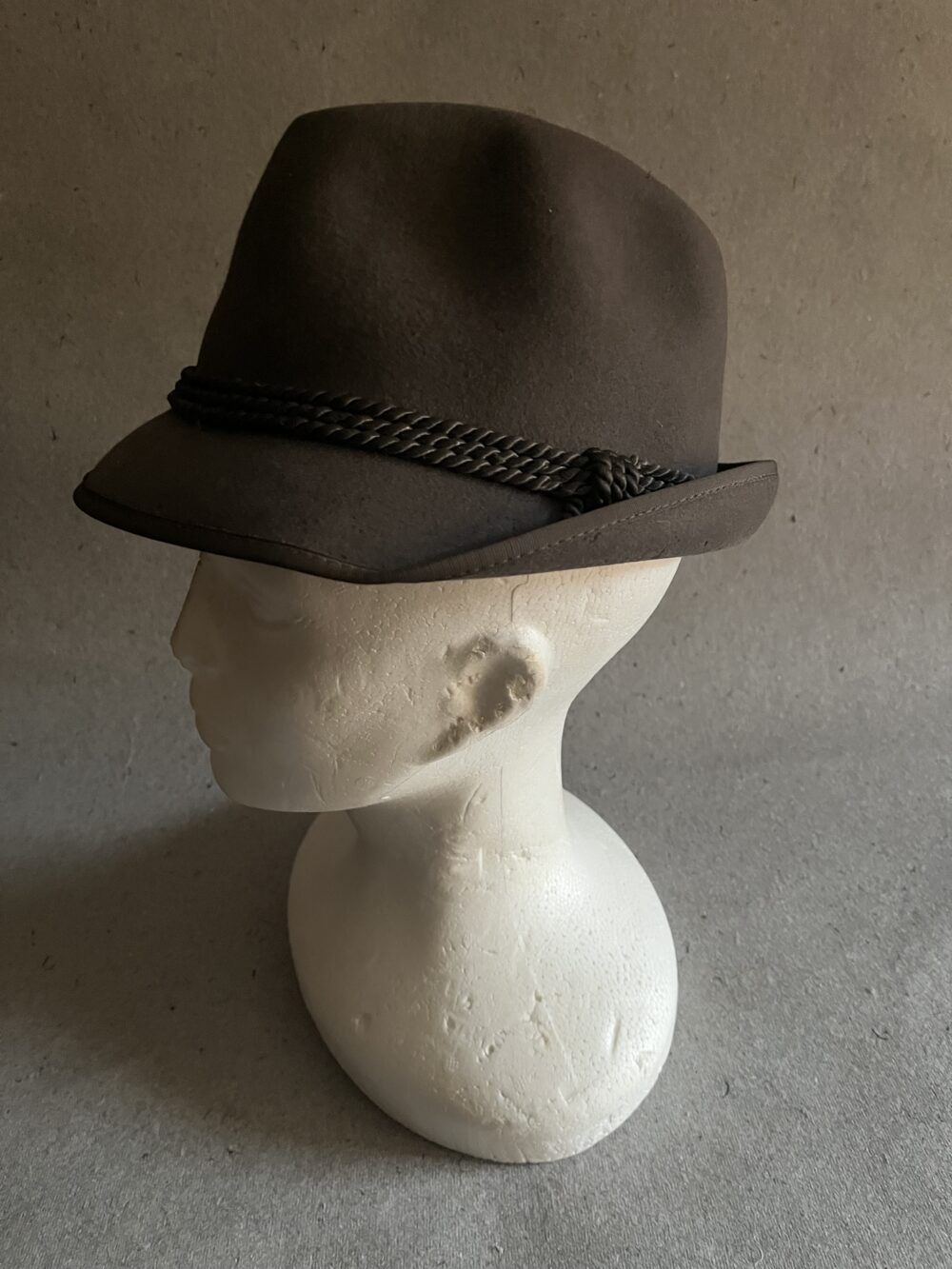 Klobouk šedý s šedým provázkem - Tonak, velikost 56 cm, orig.štítek