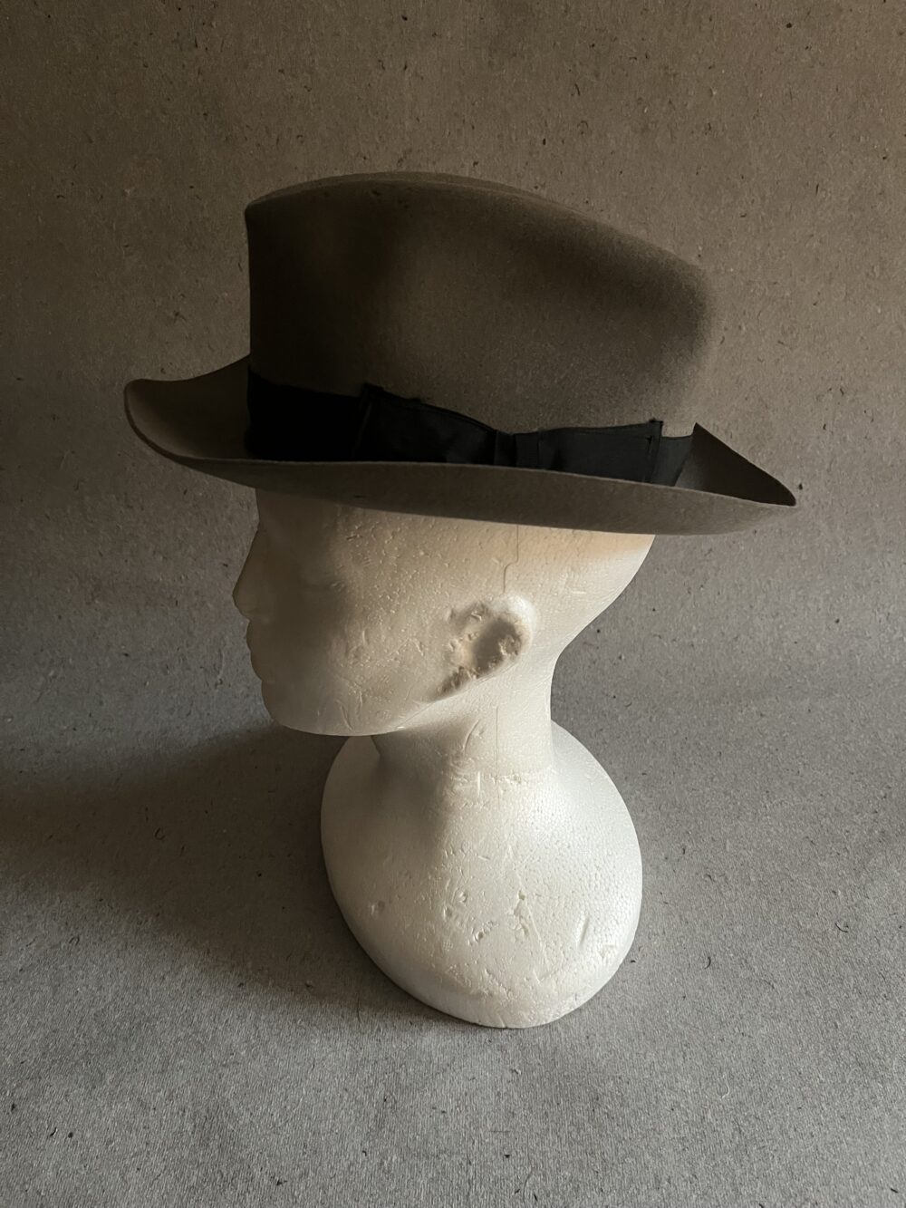 Starožitný šedý klobouk s černou stuhou - C. F. Hess Praha, velikost 53 cm