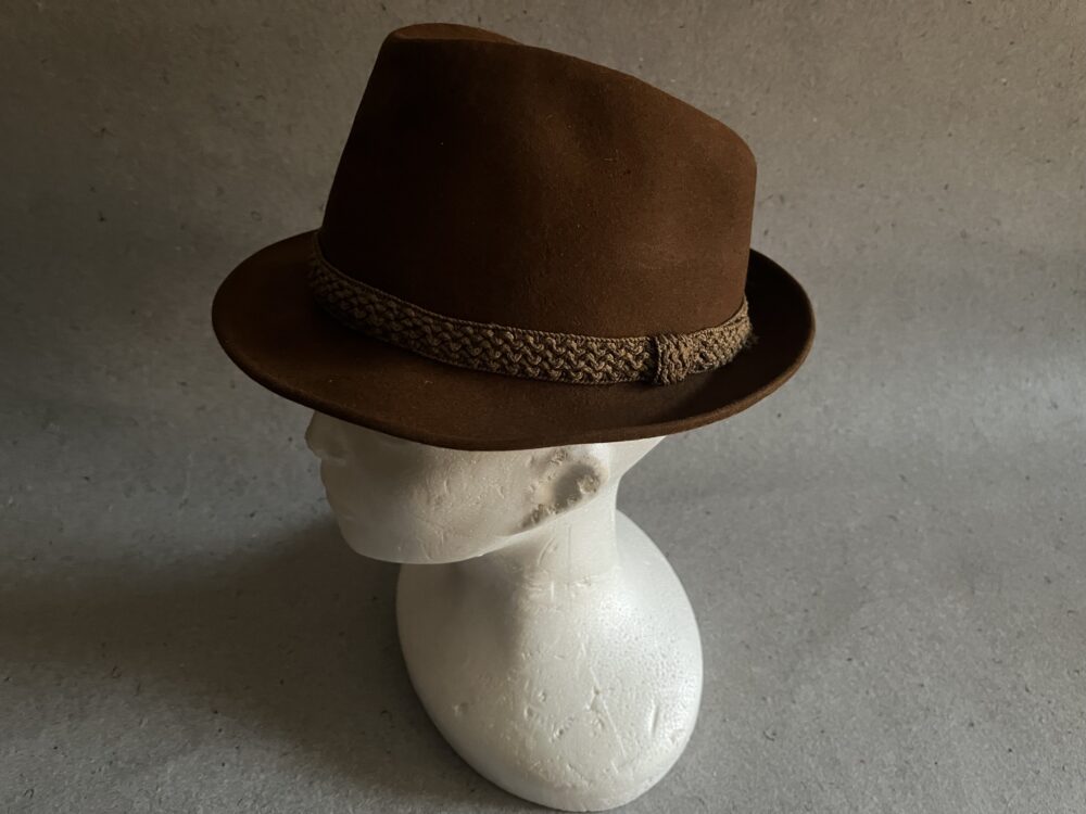 Klobouk tmavě hnědý se světle hnědým páskem - Tonak, velikost 54 cm