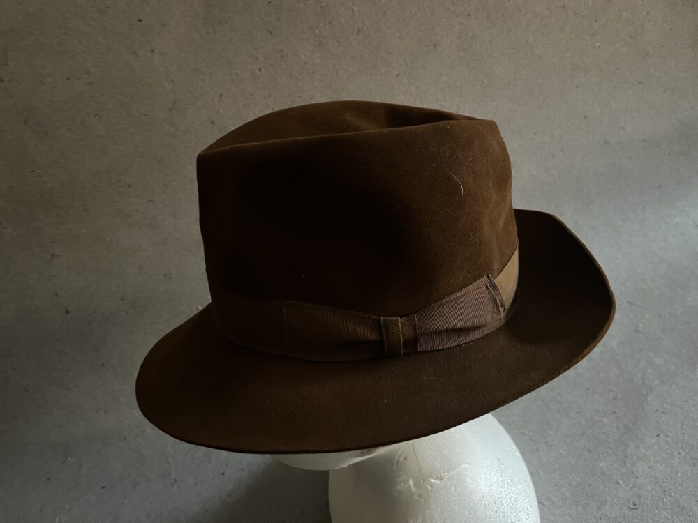 Starožitný klobouk hnědé barvy se stuhou, 1.pol.20.století
