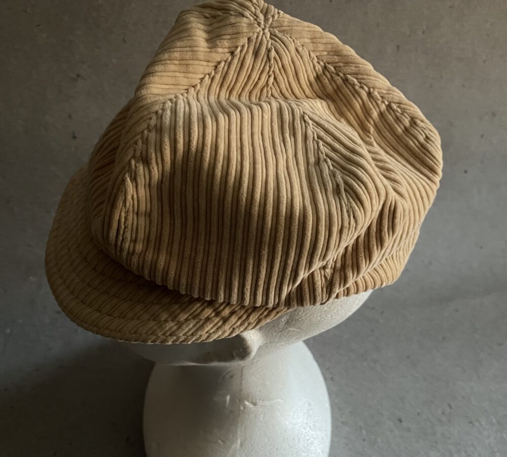 Dámská béžová pokrývka hlavy s kšiltem, 2.pol.20.stol.