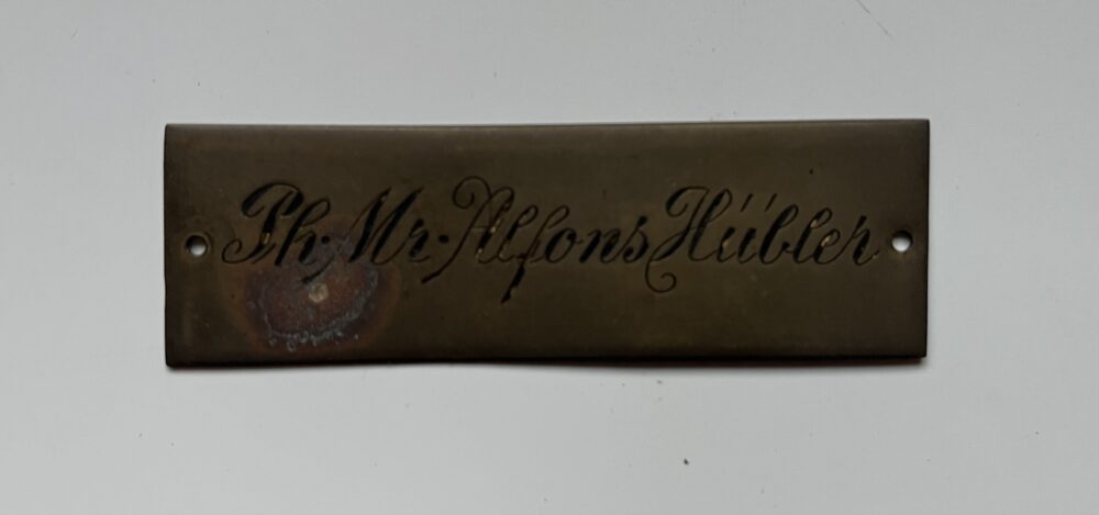 Mosazná jmenovka - kovový štítek Ph. Mr. Alfons Hübler, 1.pol.20.st.