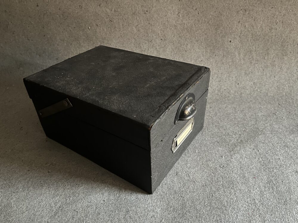 Starožitná krabice s kovovým úchytem/kartotéční záložky