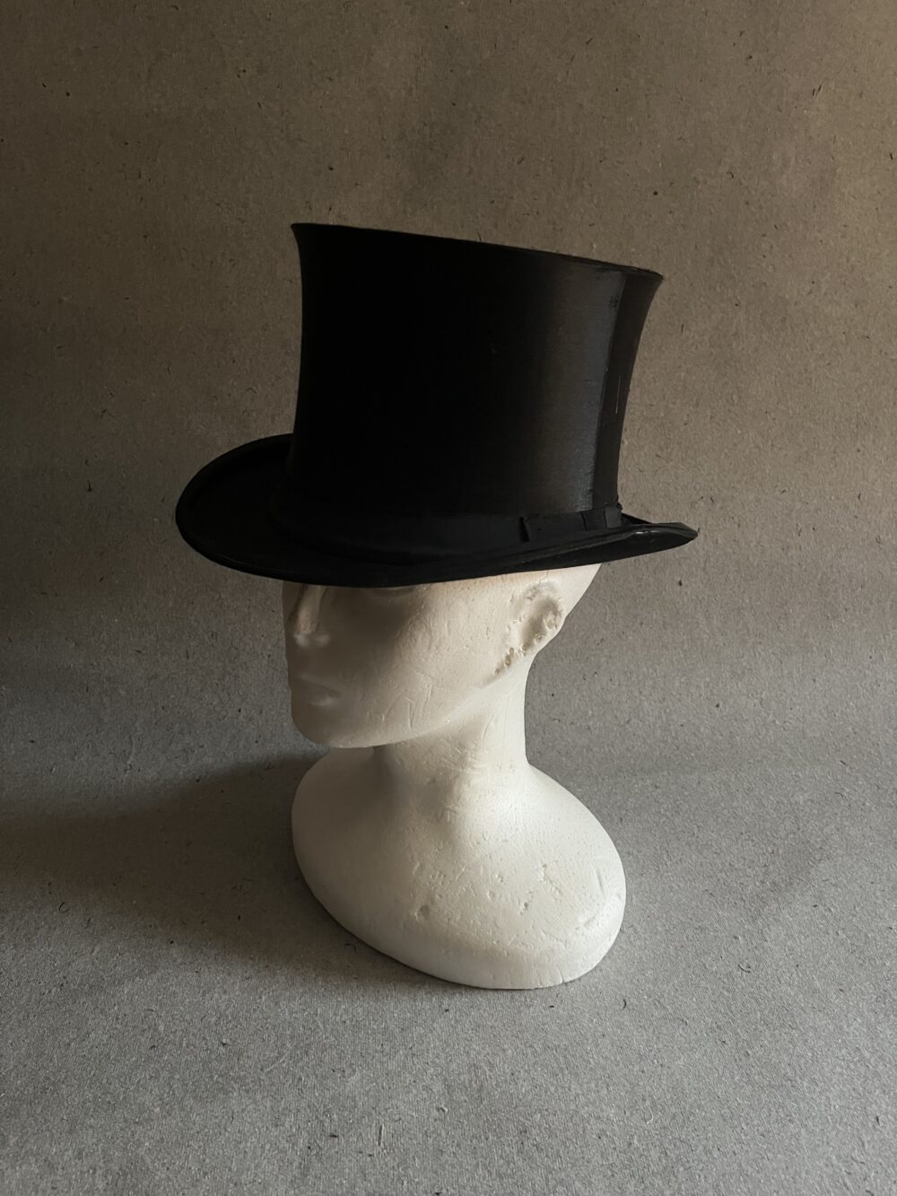 Starožitný černý cylindr, na dně koruny vyobrazené logo slona, vel. 57