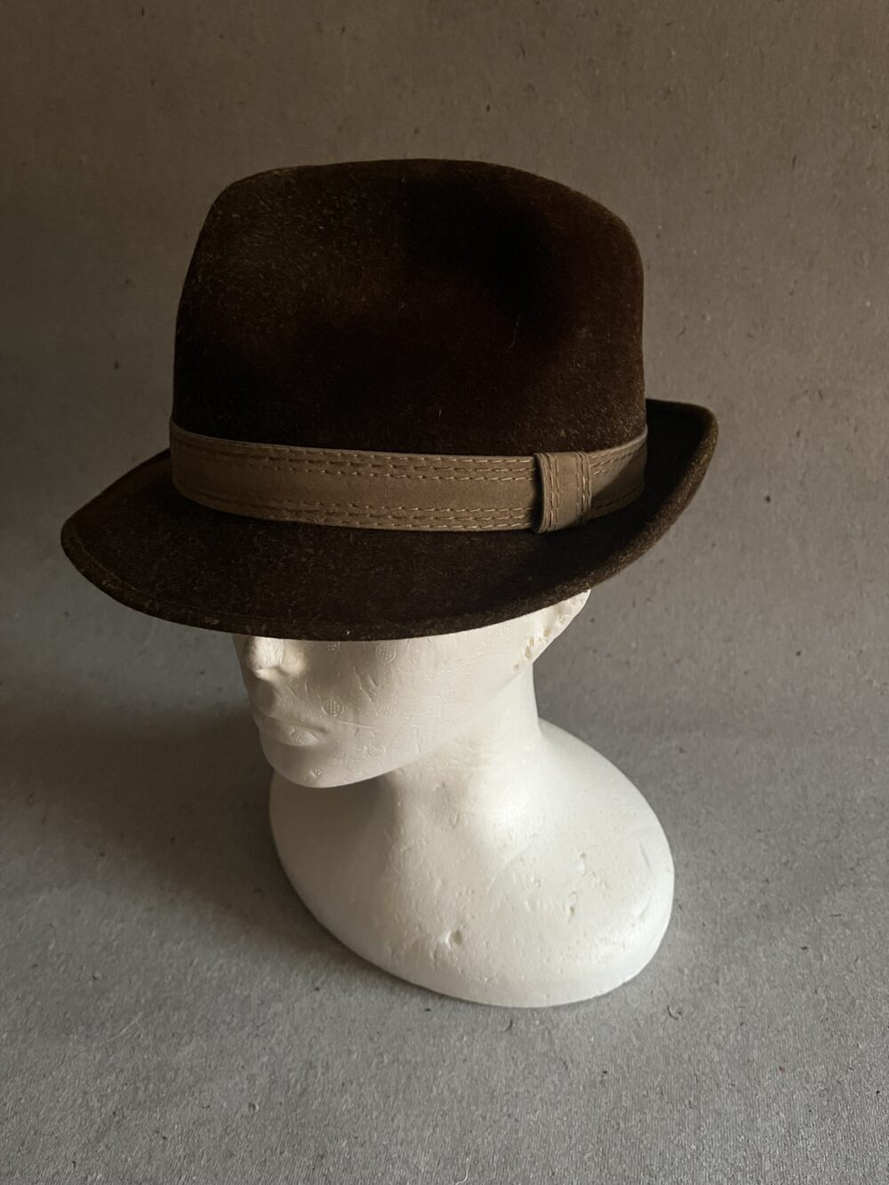 Klobouk tmavě hnědý s hnědým prošitým páskem, Mayser