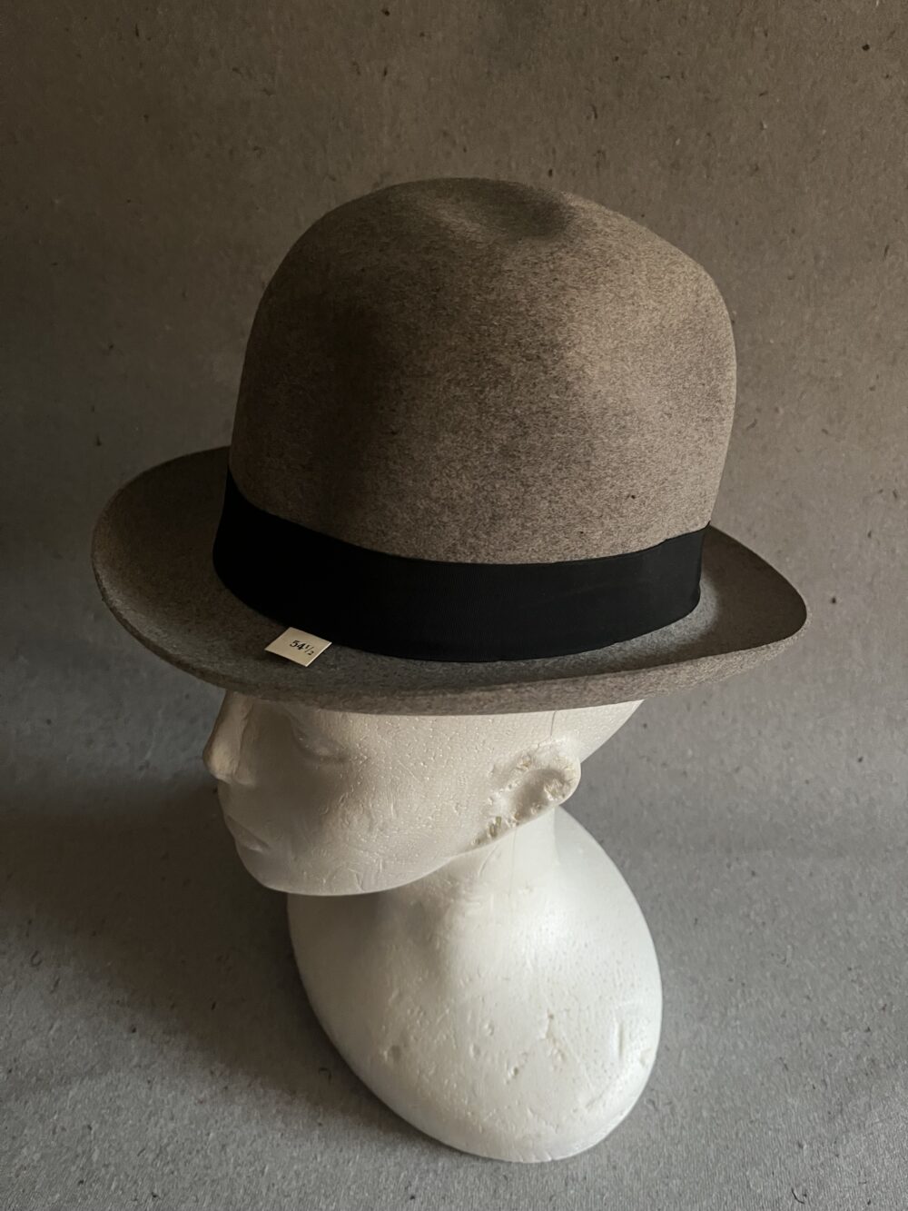 Klobouk šedé barvy s páskem, vel. 54,5 cm, Mikuška Jindřichův hradec