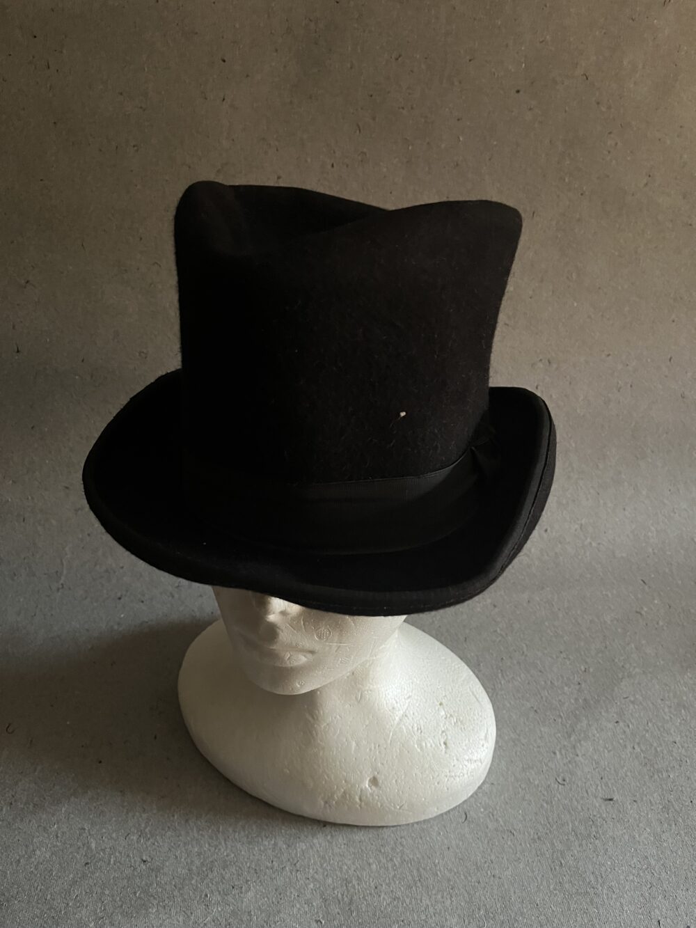 Starožitný klobouk - Cylindr s černou stuhou, JS Hüte vel. 58