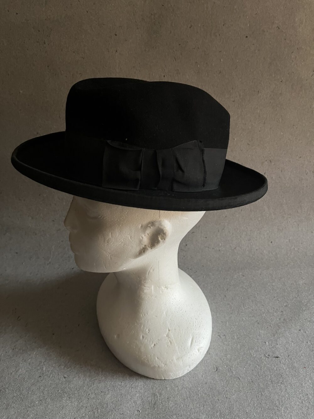 Starožitný černý klobouk s černou stuhou - Böhm velikost 52 cm