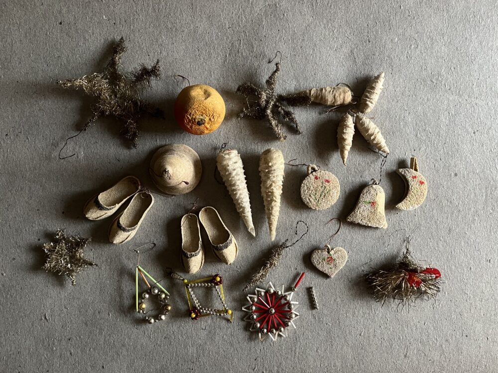 Konvolut starožitných vánočních ozdob, 1.pol.20.st. 24 ks