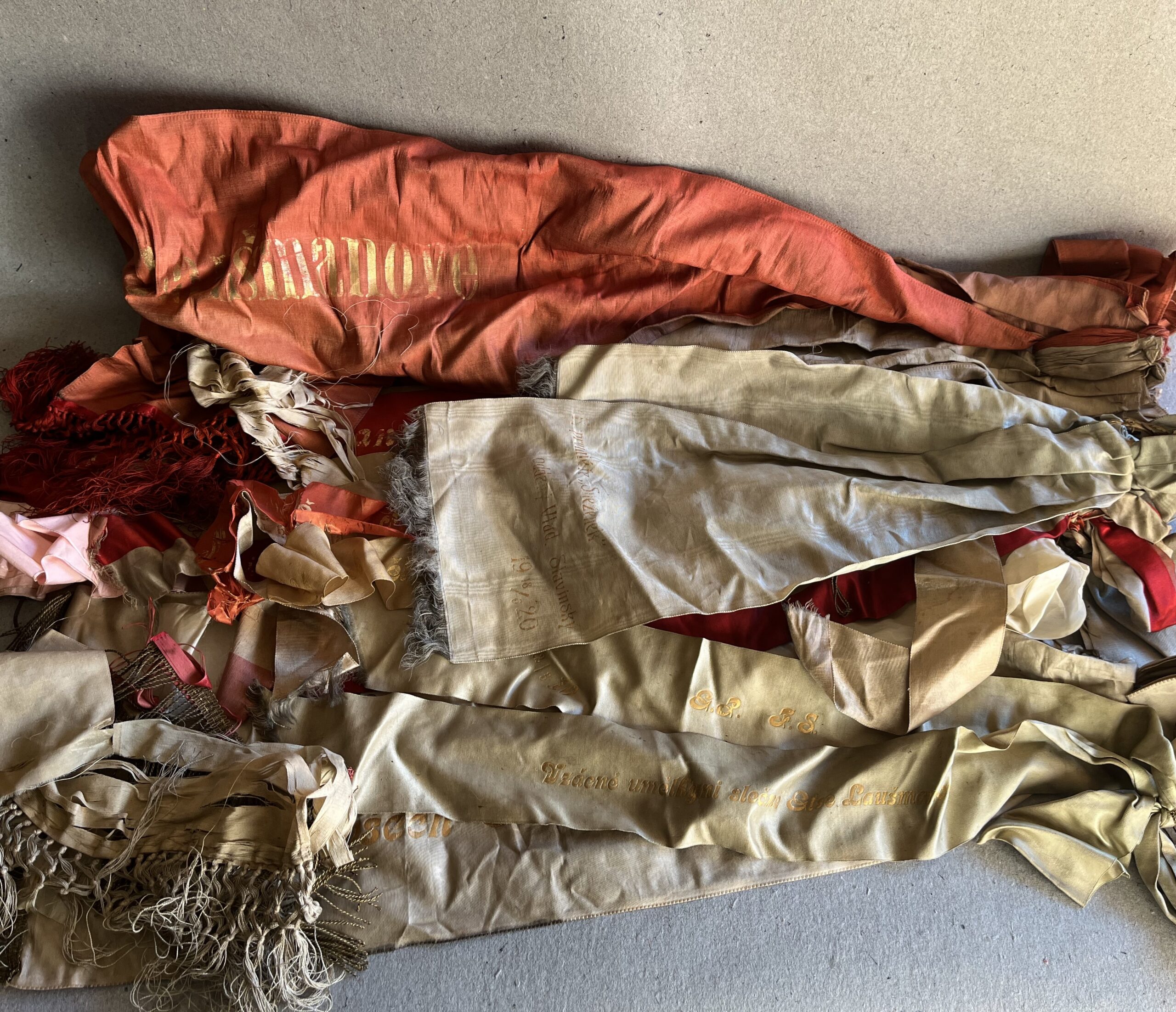 Starožitné stuhy Vinohradské divadlo, umělkyně Laušmanová ap. 12ks