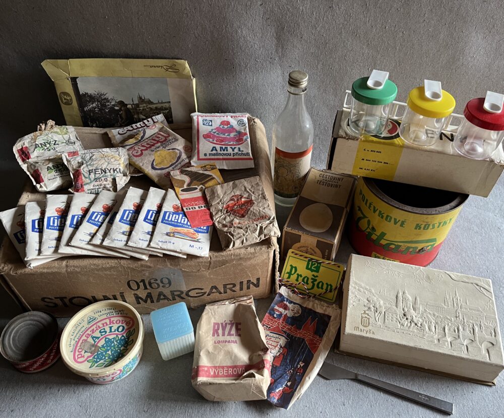 Set potravinových obalů a předmětů ze socialismu, 2.pol.20.stol. 30 ks