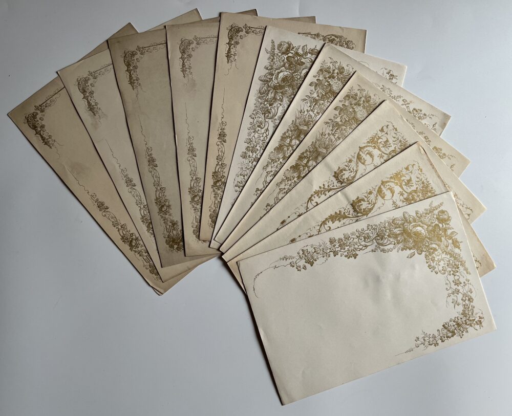 Starožitný papír s ornamentálním rámečkem zlaté barvy 11 ks
