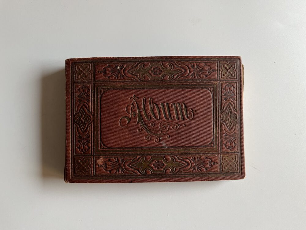 Starožitný album se zdobenou reliéfní vazbou, texty r.1882 - 1889