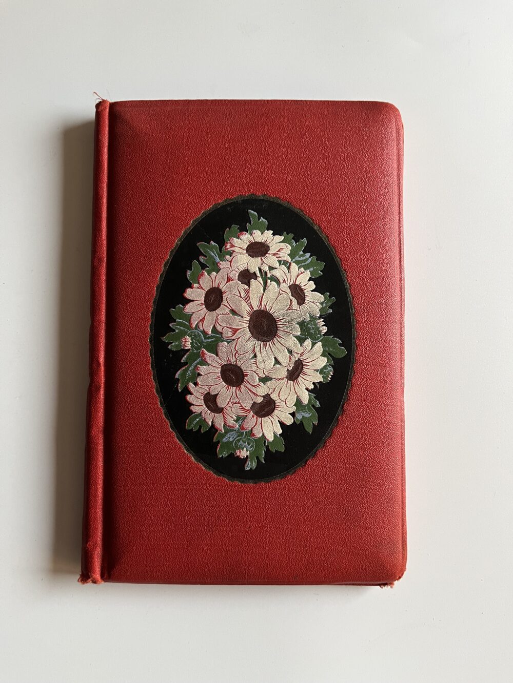 Památník s plastickým květinovým vzorem, 1.pol.20.stol.