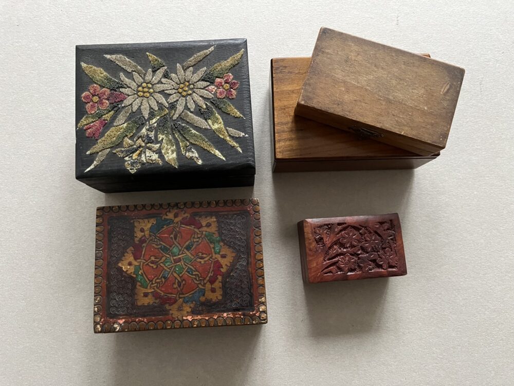 Krabičky dřevěné s motivem, vyřezávané, s květy...5 ks