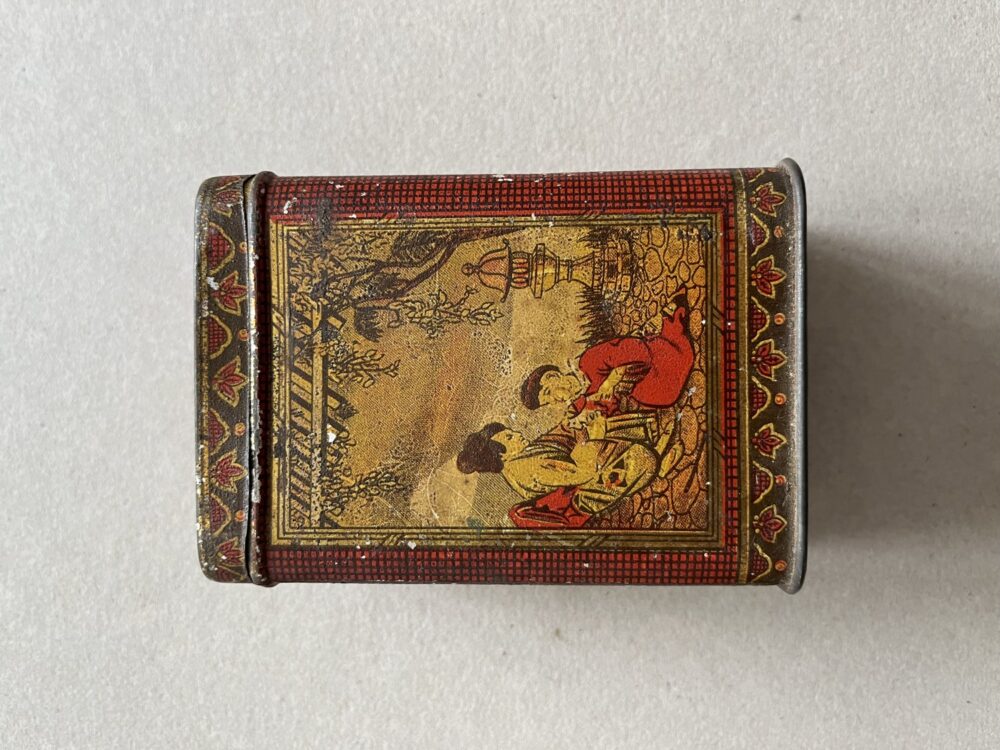 Plechová krabička ODE od čaje s čínským motivem, loď 1.pol.20.st.