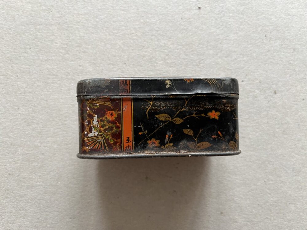 Plechová krabička s motivem páva a květin, 1.pol.20.stol.