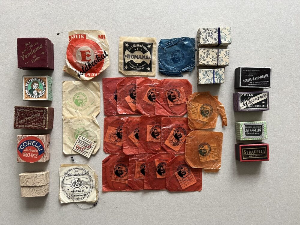 Krabičky s obsahem kalafuny 12ks, struny do houslí 19ks 1.pol.20.st.