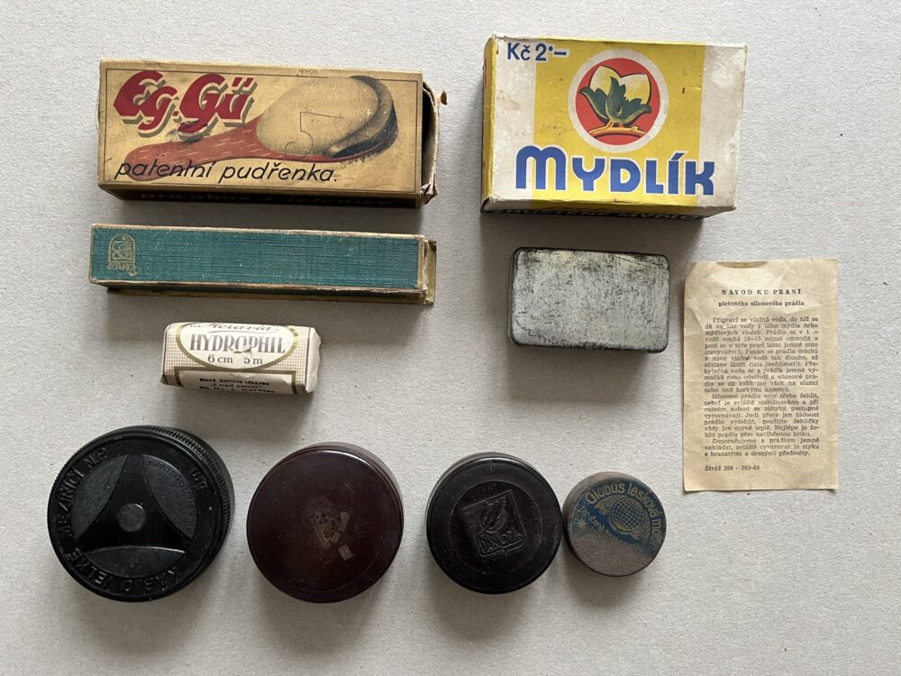 Krabičky papírové, bakelitové, plechové, obvaz 9 ks 1.pol.20.stol.