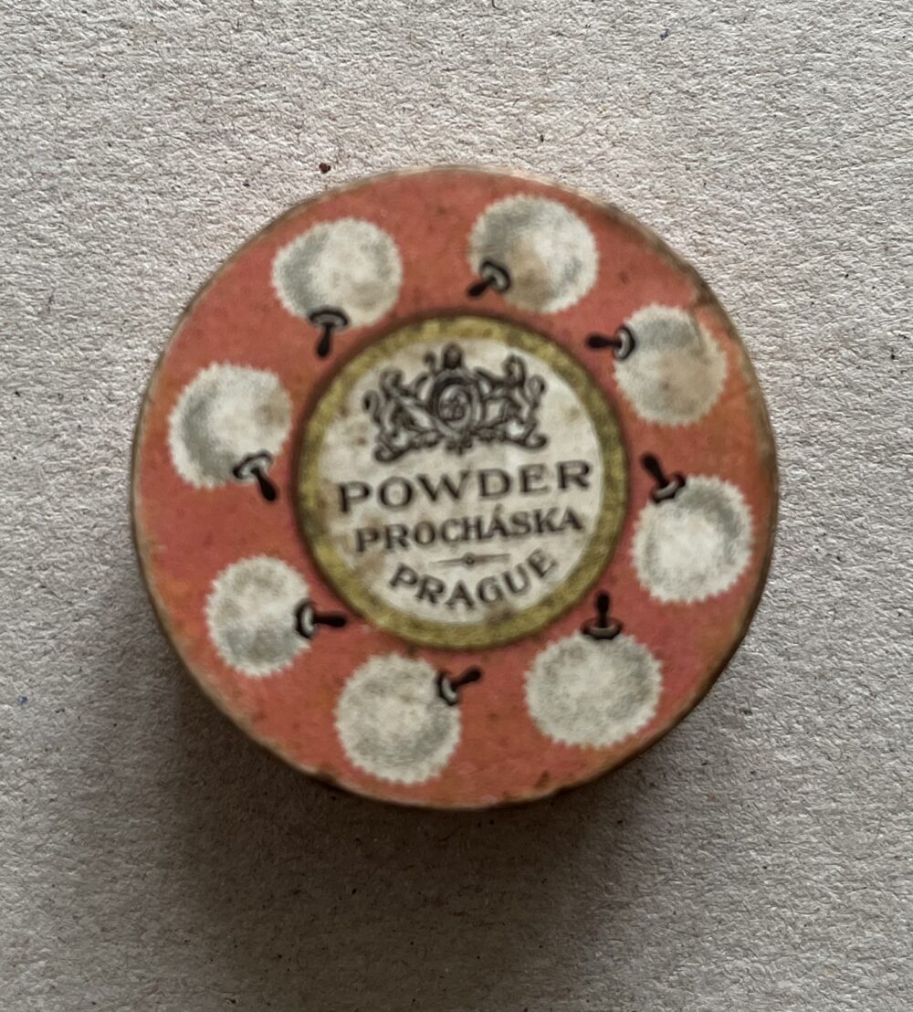 Krabička s obsahem PUDR Procháska, Prague kosmetika 1.pol.20.st.