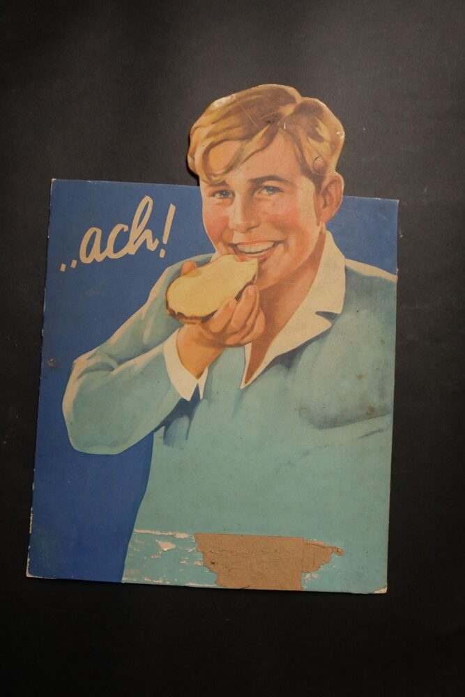 Stojací papírová reklamní cedule - .. ach!chlapec s chlebem 1.pol.20.st.