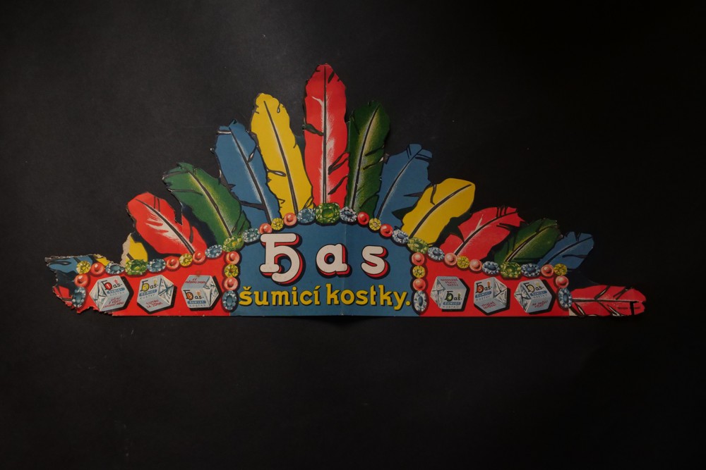 Papírová reklamní čelenka HAS šumicí kostky, 1.pol.20.stol.