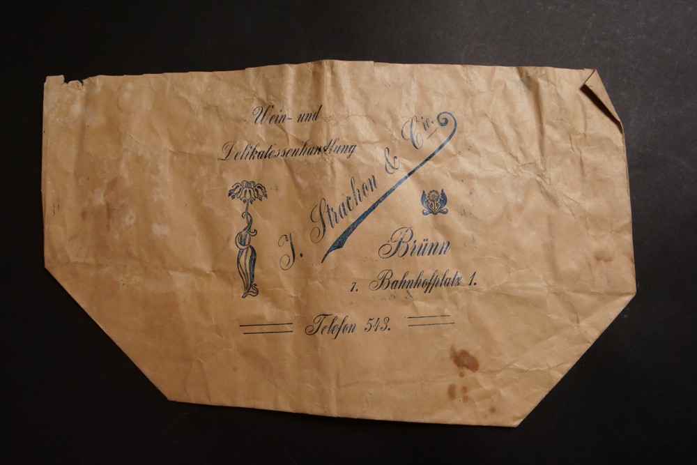 Reklamní papír.sáček Obchod vínem a lahůdkami Strachen 1.pol.20.st.