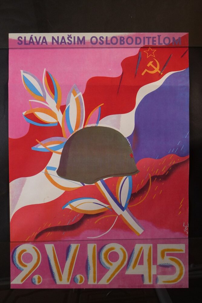 Plakát 9.V.1945 Sláva našim osloboditelom, výtvarník J.Chovan, helma