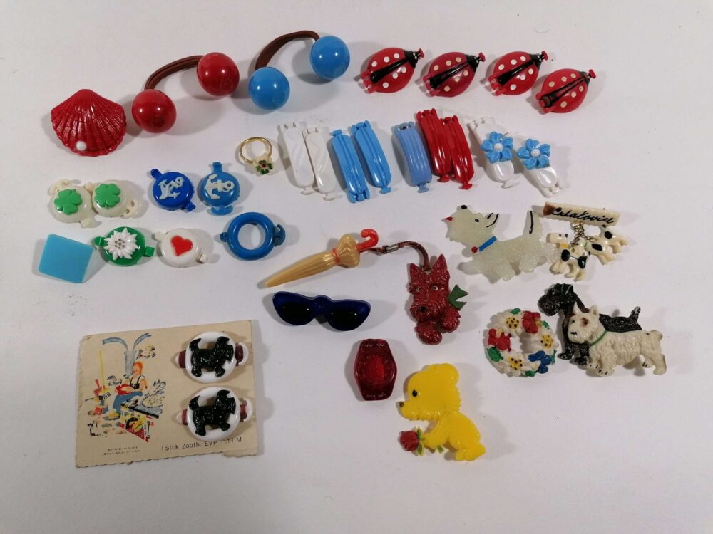 Retro sponky a bižuterie různých dětských tvarů a motivů