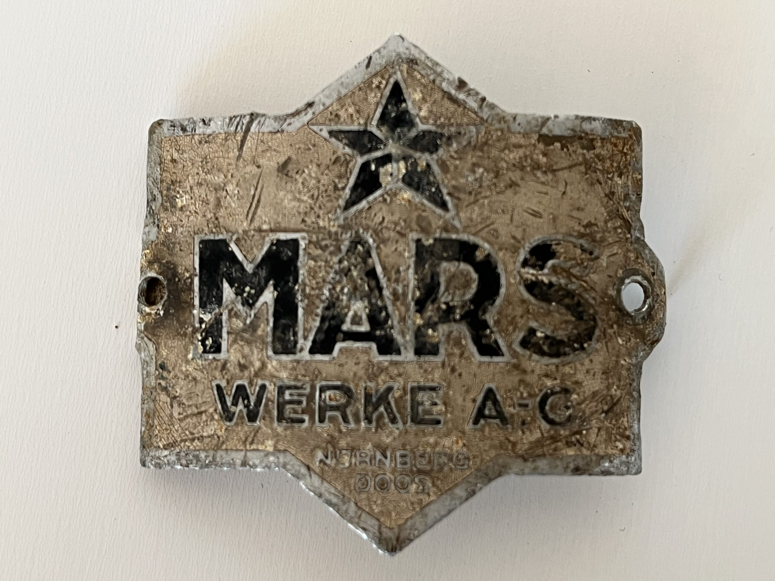 Historický kovový štítek MARS - Werke AG, Norimberk