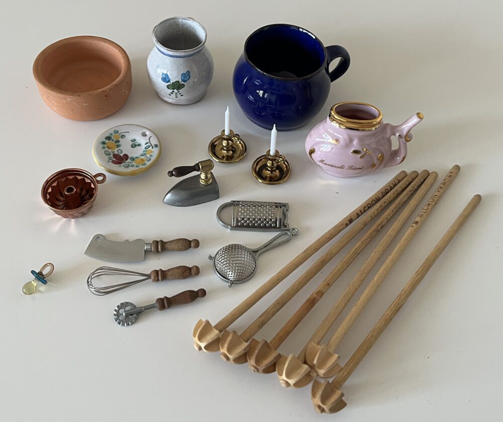 Miniatury kuchyňské vybavení, nádobíčko a jiné předměty 21 ks