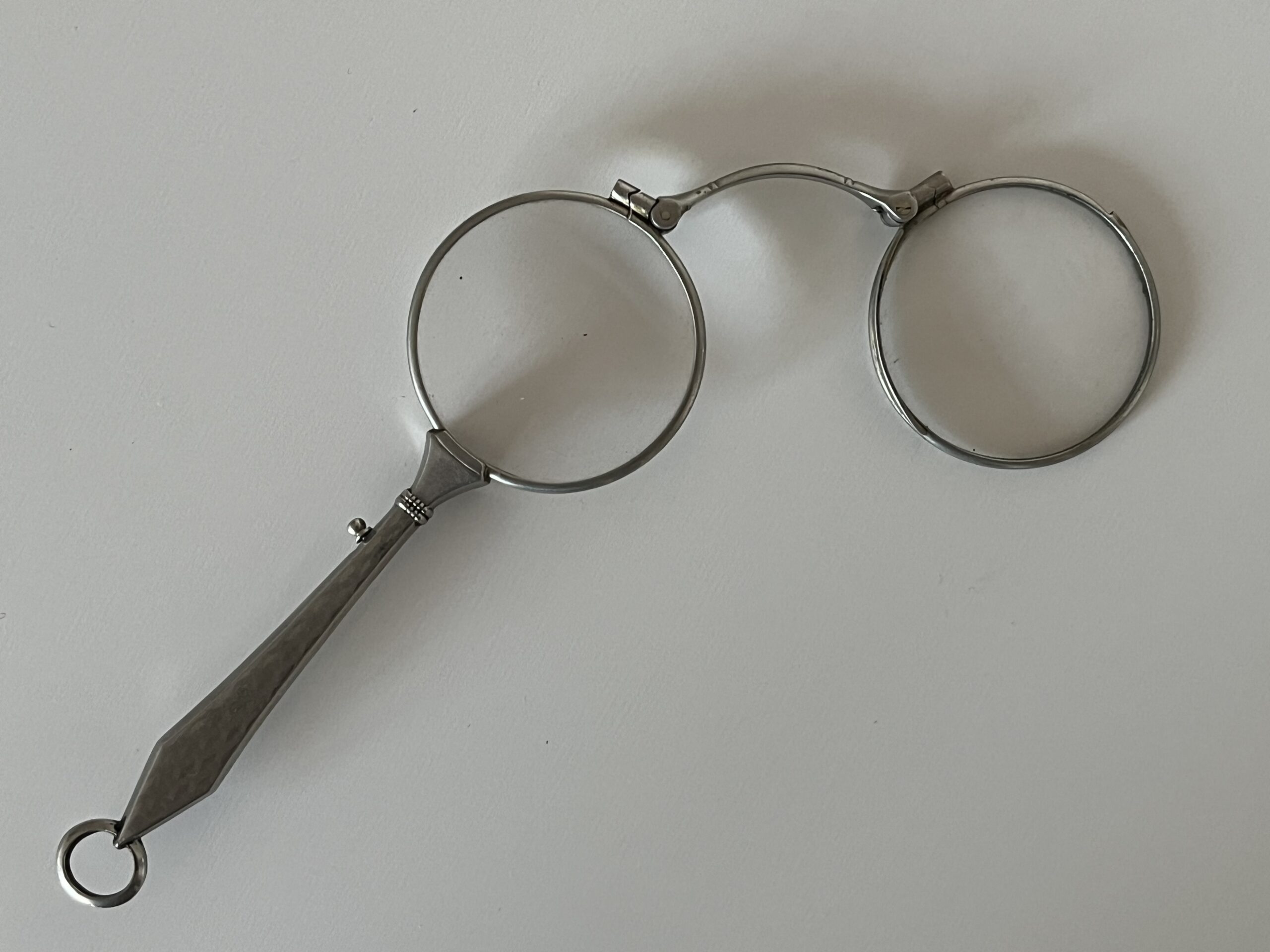 Starožitné skládací brýle lorňon - lorgnette s dlouhou šikmou rukojetí - Obrázek 4