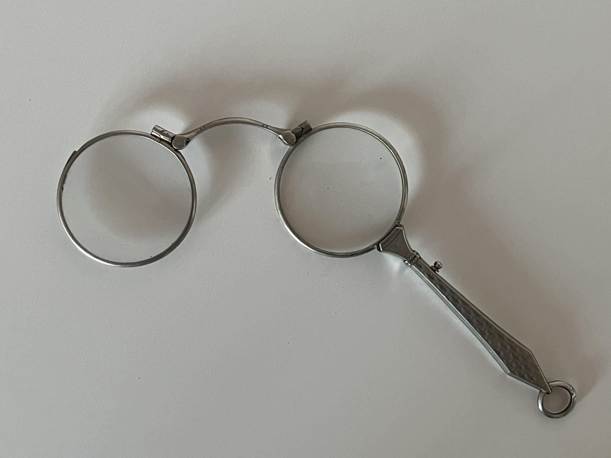 Starožitné skládací brýle lorňon - lorgnette s dlouhou šikmou rukojetí - Obrázek 5