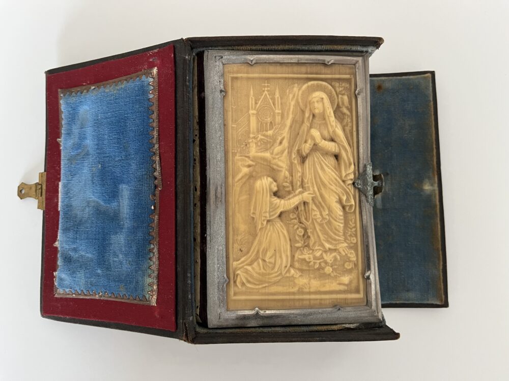 Starožitná modlitební kniha zdobena plastickým reliéfem Vimperk r.1890