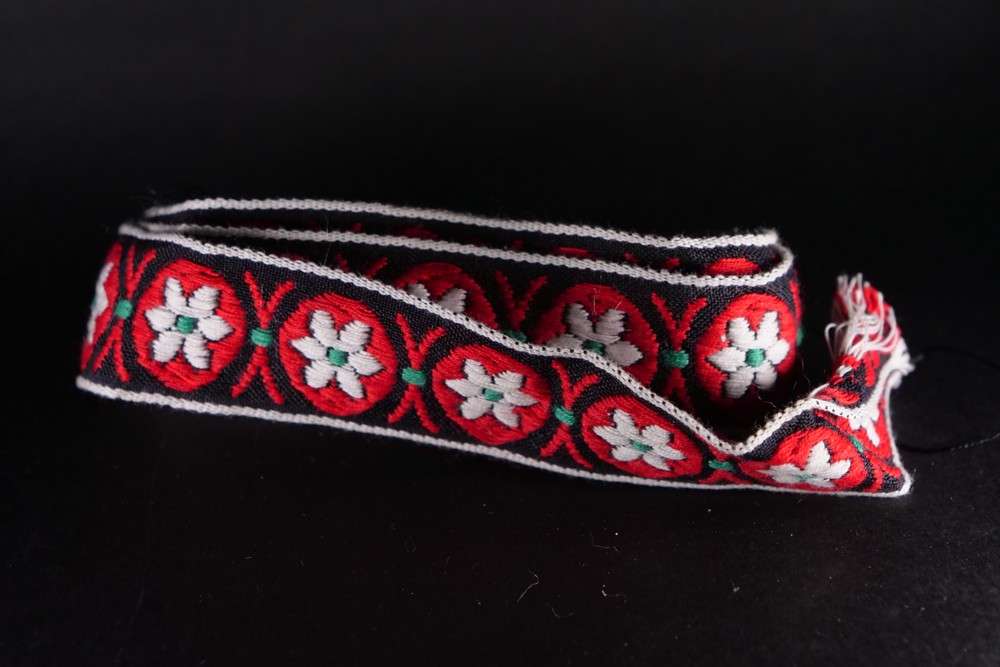 Starožitná látková stuha