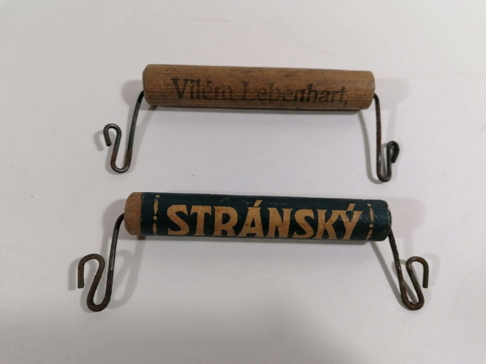 Starožitné úchyty s reklamou na tašku, 1.pol.20.stol.
