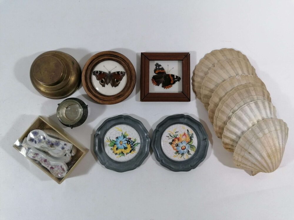Set obrázků, dekoračních mušlí, porcelánové lžičky...20.stol.